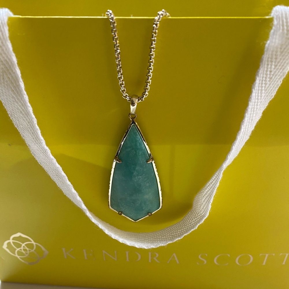 Damon long pendant